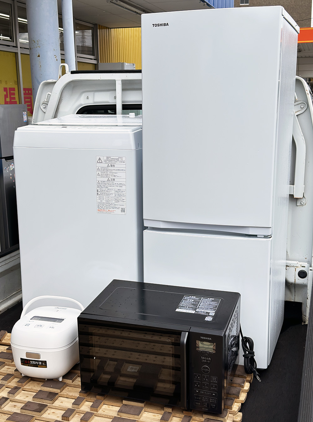 東芝 冷蔵庫 GR-W15BS(2025年製)と縦型洗濯機、電子レンジ、炊飯器を倉敷市福井で出張買取、当日搬出の様子